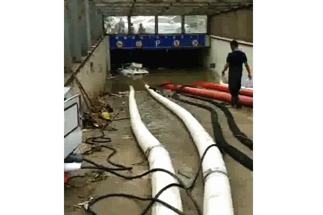 二環(huán)支路沙口路，山東消防兩臺，我們三臺潛水泵同時運行，一切正常了